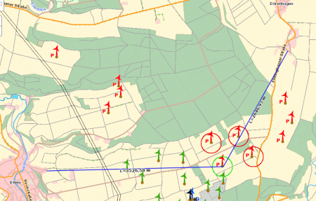 Die Karte zeigt jene drei Anlagen, deren Ablehnung durch einen Vergleich hätte bestandskräftig werden können, s. rote Umrahmung. Die grün eingekreiste Windkraftanlage hätte mit erheblichen Betriebseinschränkungen an den Start gehen können, wenn die Gemeinde rechtzeitig dem Vergleichsvorschlag zugestimmt, also ihr gemeindliches Einvernehmen erteilt hätte.    Karte mit jenen Anlagen, die vor dem Verwaltungsgericht Minden beklagt werden